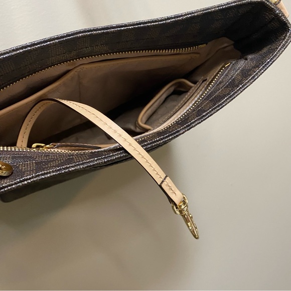 Michael Kors Jet Set Travel Messenger Bag - Picture 9 of 16